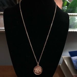 Flower pendant necklace